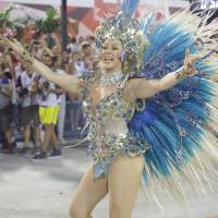 Cláudia Raia desfila no Rio e alfineta: 'Beija-Flor não vive de celebridades'