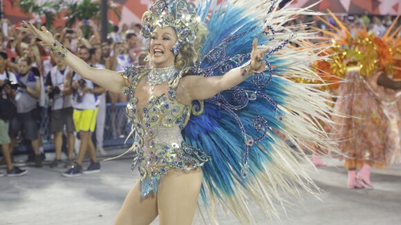 Cláudia Raia desfila no Rio e alfineta: 'Beija-Flor não vive de celebridades'