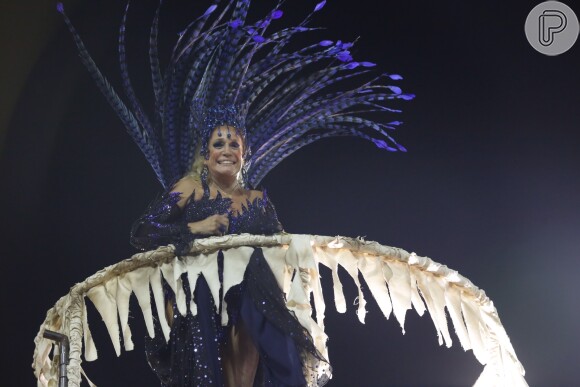 Atriz foi destaque na Grande Rio e chegou sorridente à Marquês de Sapucaí para se divertir no Carnaval
