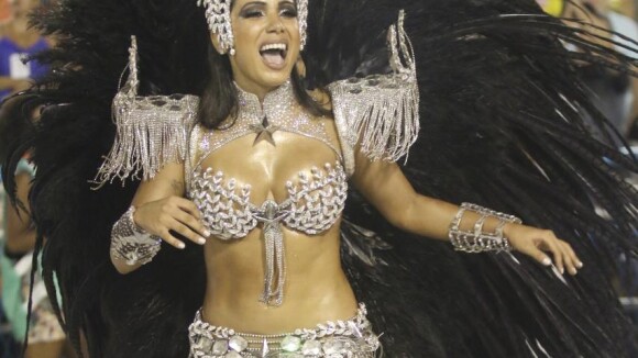 Anitta dispara ao saber que foi elogiada por desfile na Mocidade: 'Milagre'