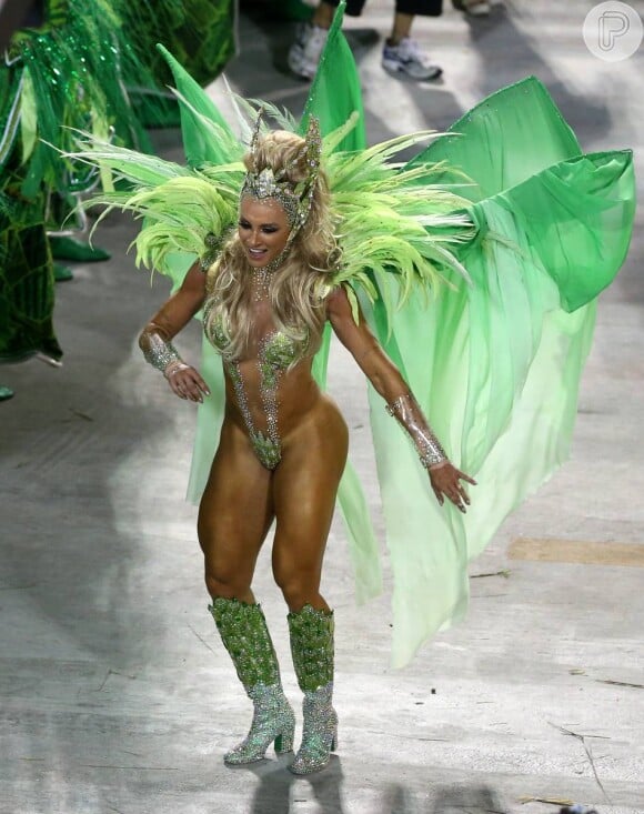 Juju Salimeni apostou em um body que simulava tapa-sexo para estrear no Carnaval do Rio
