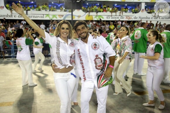 Deborah Secco posa com o marido, Hugo Moura, durante desfile da Grande Rio 