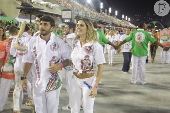 Deborah Secco desfila com o marido, Hugo Moura, na Grande Rio: 'É que trouxe o meu baiano para conhecer o carnaval carioca'