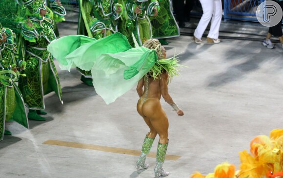 Juju Salimeni desfilou pela primeira vez no Carnaval do Rio, na Unidos da Tijuca, com body que simulava um tapa-sexo