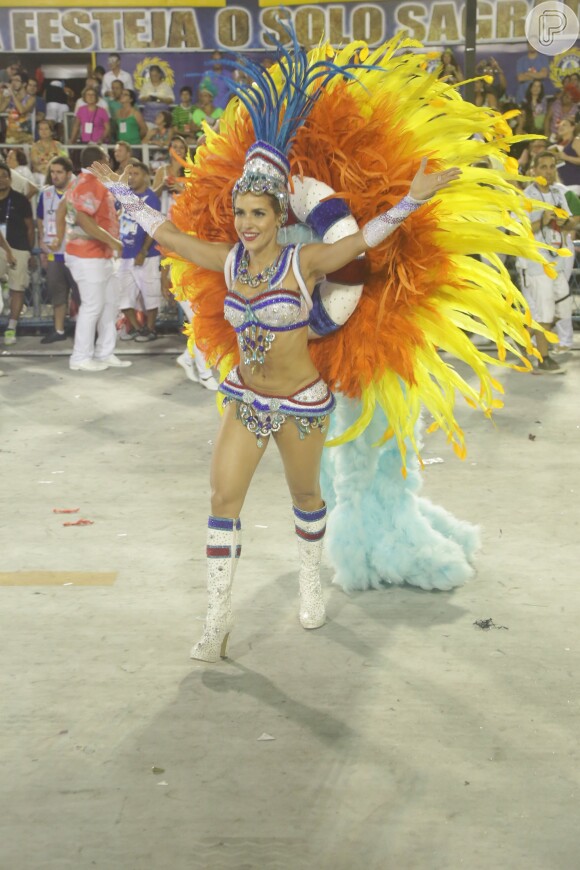 Carnaval 2016: Monique Alfradique desfilou sua boa forma, conquistada com intensos treinos de crossfit, na Sapucaí