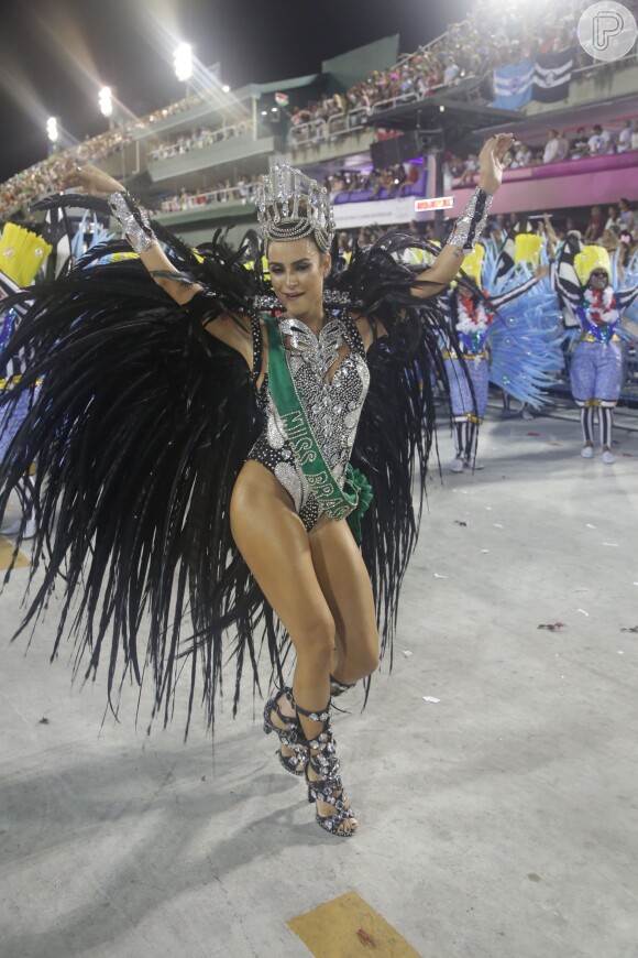 Thaila Ayala veio representando a primeira  Miss Brasil no desfile