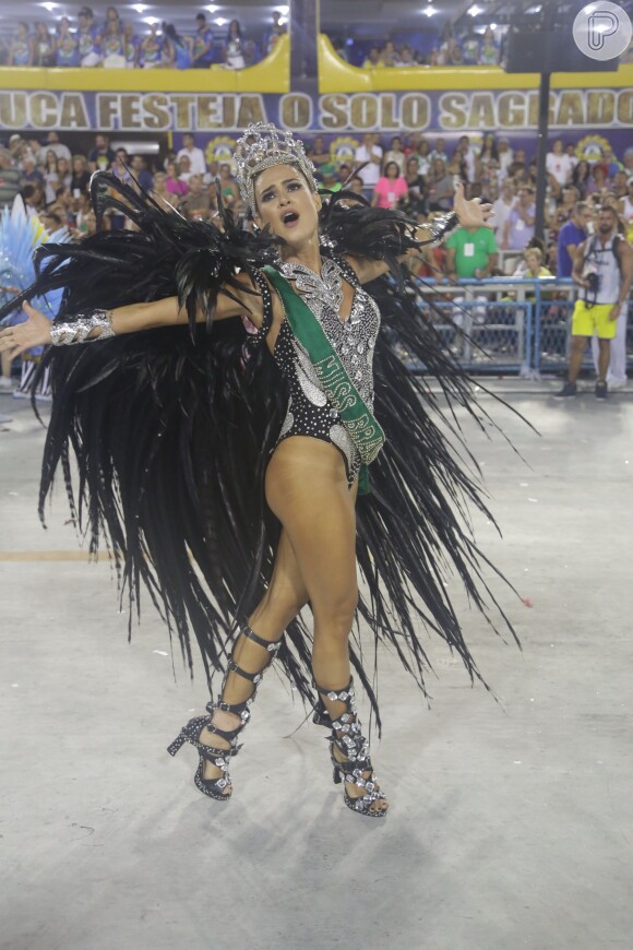 Thaila Ayala cruzou a Avenida fantasiada de Miss Brasil