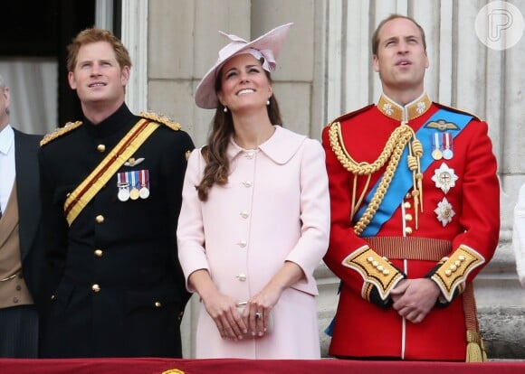 Príncipe Harry acompanhado de seu irmão, Príncipe William, e a mulher, Kate Middleton, em eventos oficiais da família real