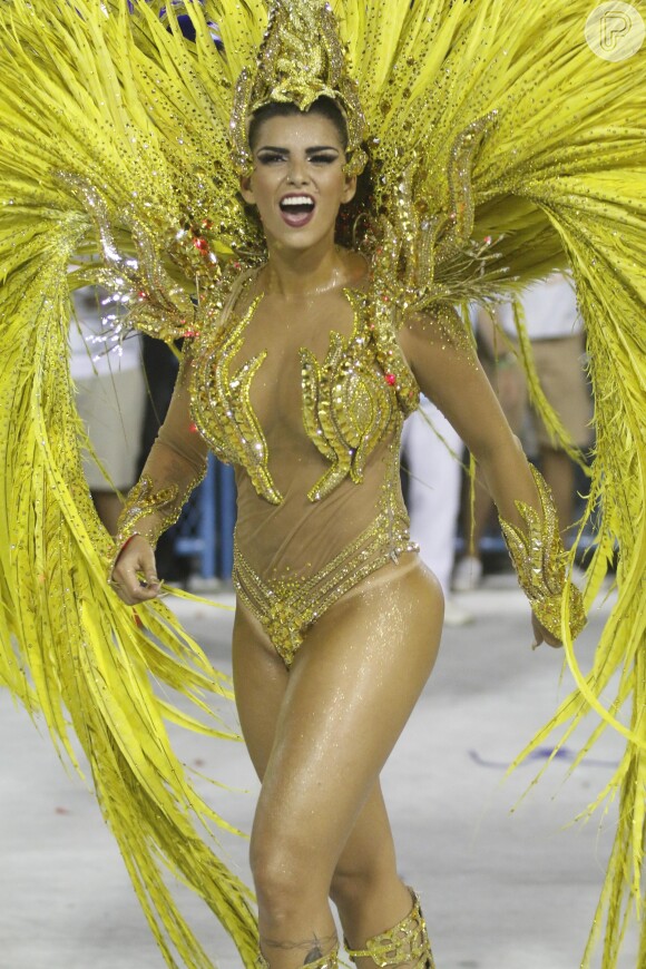 Bianca Leão representou a 'Chama da Vitória' no desfile da União da Ilha, que homenageou as Olimpíadas 2016 com o enredo 'Olímpico por natureza... Todo mundo se encontra no Rio'