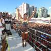 Trio de Ivete Sangalo quase bate em carro de apoio, antes da cantora subir para se apresentar em seu quarto dia de Carnaval