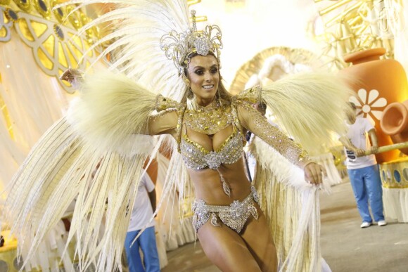 Nicole Bahls usa fantasia de R$ 100 mil para desfilar como destaque da Vila Isabel, nesta segunda-feira, 8 de fevereiro de 2016