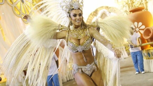 Nicole Bahls usa fantasia de R$ 100 mil para desfilar como musa da Vila Isabel