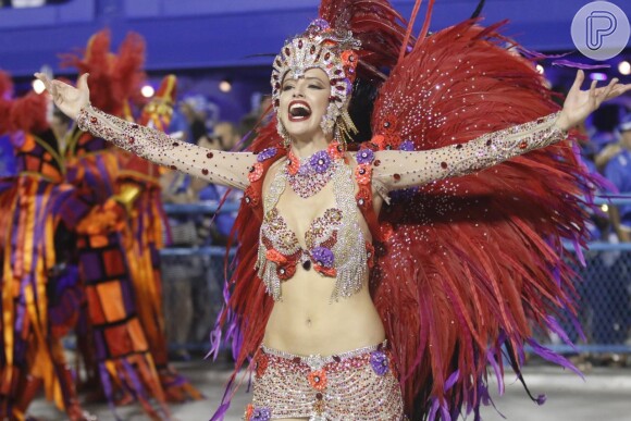Agatha Moreira está fazendo sua estreia no Carnaval e escolheu uma fantasia comportada. A atriz desfilou nesta segunda-feira, 8 de fevereiro de 2016, na Marquês de Sapucaí