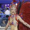 A atriz exibiu a barriga sequinha no desfile da Vila Isabel