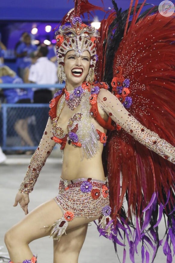 A atriz exibiu a barriga sequinha no desfile da Vila Isabel