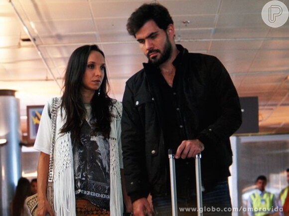 Ninho (Juliano Cazarré) se assusta quando Alejandra (Maria Maya) diz que está morrendo, em 'Amor à Vida'