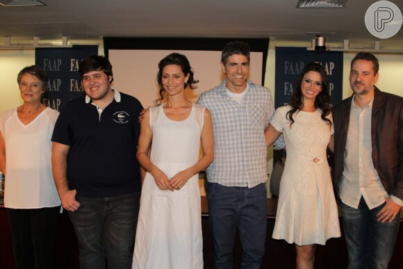 O elenco da peça 'A Toca do Coelho' se reuniu para uma coletiva de imprensa em São Paulo