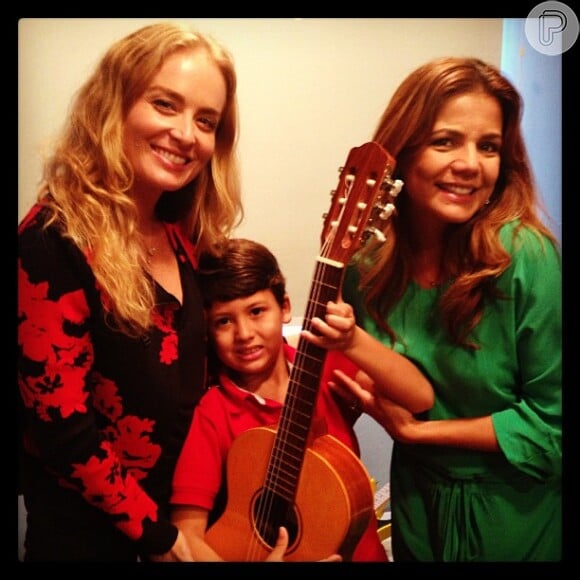Nívea Stelmann posa com Angélica e o filho, Miguel, durante a gravação do 'Estrelas'