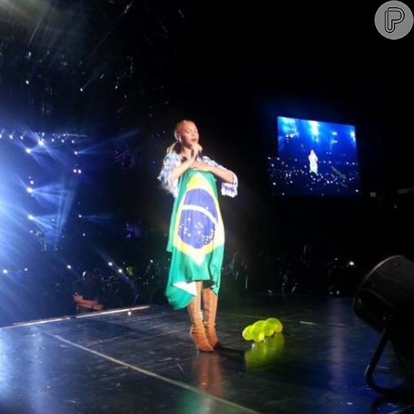 Beyoncé cantou enrolada a uma bandeira do Brasil durante show em São Paulo