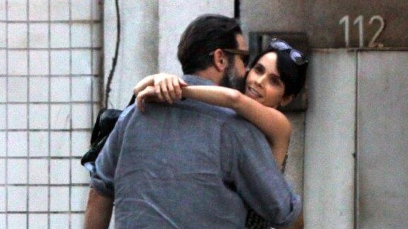 Débora Falabella e Murilo Benício trocam beijos e abraços em passeio no RJ