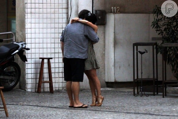 Murilo Benício e Débora Falabella trocam carinhos em passeio em Ipanema, Zona Sul do Rio de Janeiro