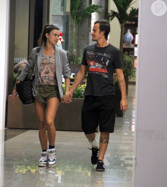 Thaila Ayala e Paulo Vilhena passeiam de mãos dadas em shopping carioca