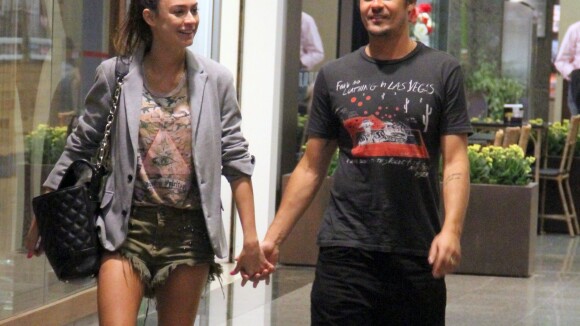 Thaila Ayala e Paulinho Vilhena vão ao cinema e fazem passeio em shopping do Rio