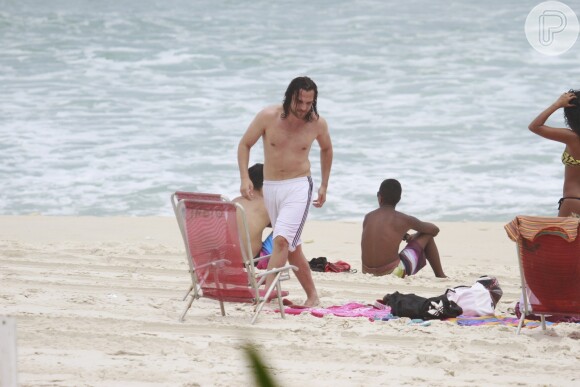 Igor Rickli, ator de 'Flor do Caribe', curte folga em praia no Rio de Janeiro