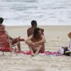 Igor Rickli curte dia de folga com a mulher, Aline Wirley, na praia da Barra da Tijuca, no Rio