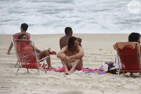 Igor Rickli curte dia de folga com a mulher, Aline Wirley, na praia da Barra da Tijuca, no Rio
