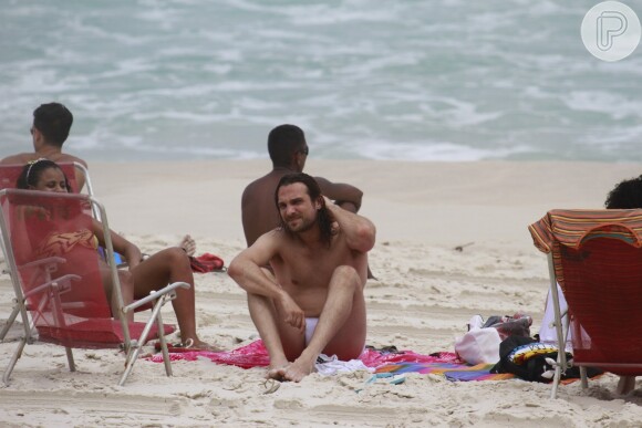 Igor Rickli relaxa na praia da Barra da Tijuca, no Rio, com a mulher, Aline Wirley