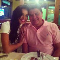 Mariana Rios devora taça de sorvete no aniversário do pai: 'Que inveja!'