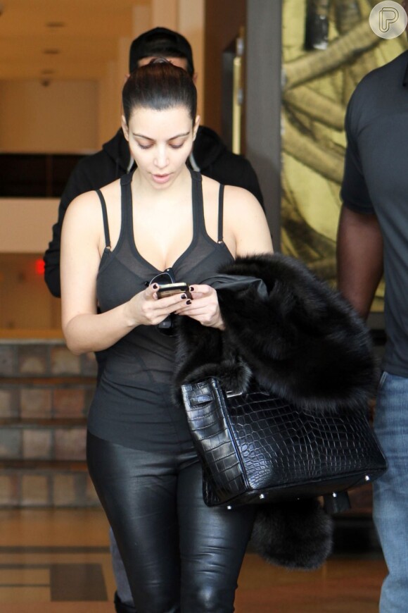 Kim Kardashian desembarca em Miami sem maquiagem em 12 de novembro de 2012