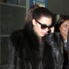 Vestida toda de preto, Kim Kardashian, desembarca no aeroporto de Miami em 12 de novembro de 2012