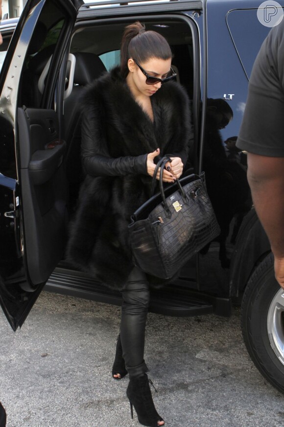 A reality star, Kim Kardashian, no aeroporto de Miami em 12 de novembro de 2012