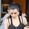 A socialite americana Kim Kardashian, sem maquiagem, vai ao centro comercial The Webster após aterrissar em Miami em 12 de novembro de 2012