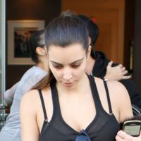 Kim Kardashian exibe olheiras ao ser fotografada sem maquiagem em Miami
