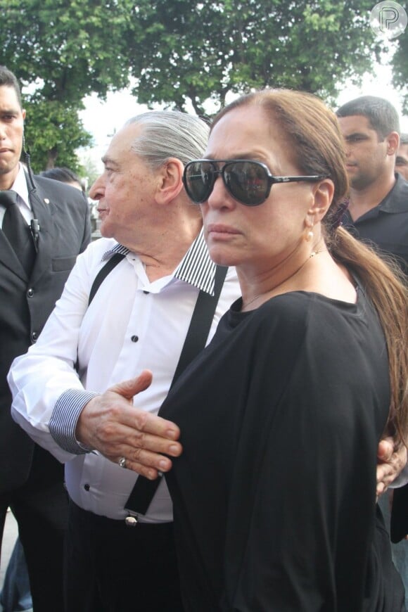 Vicente Sesso, pai adotivo de Marcos Paulo, chega ao velório do filho acompanhado da atriz Susana Vieira, em novembro de 2012