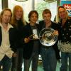 Em 2004, integrantes do Iron Maiden posam ao lado do cantor de jazz Jamie Cullum