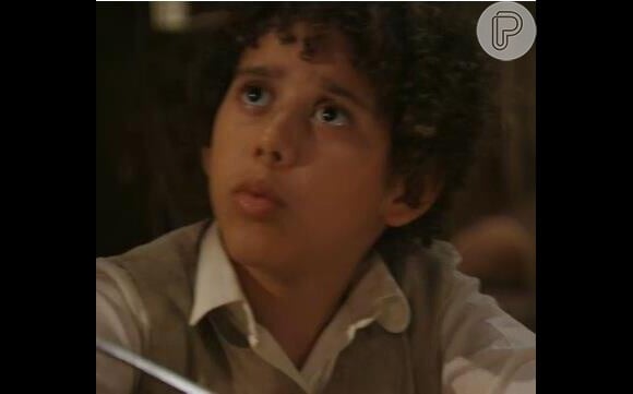 Elias (Cauê Campos) é o filho de Isabel (Camila Pitanga), que foi trocado assim que nasceu