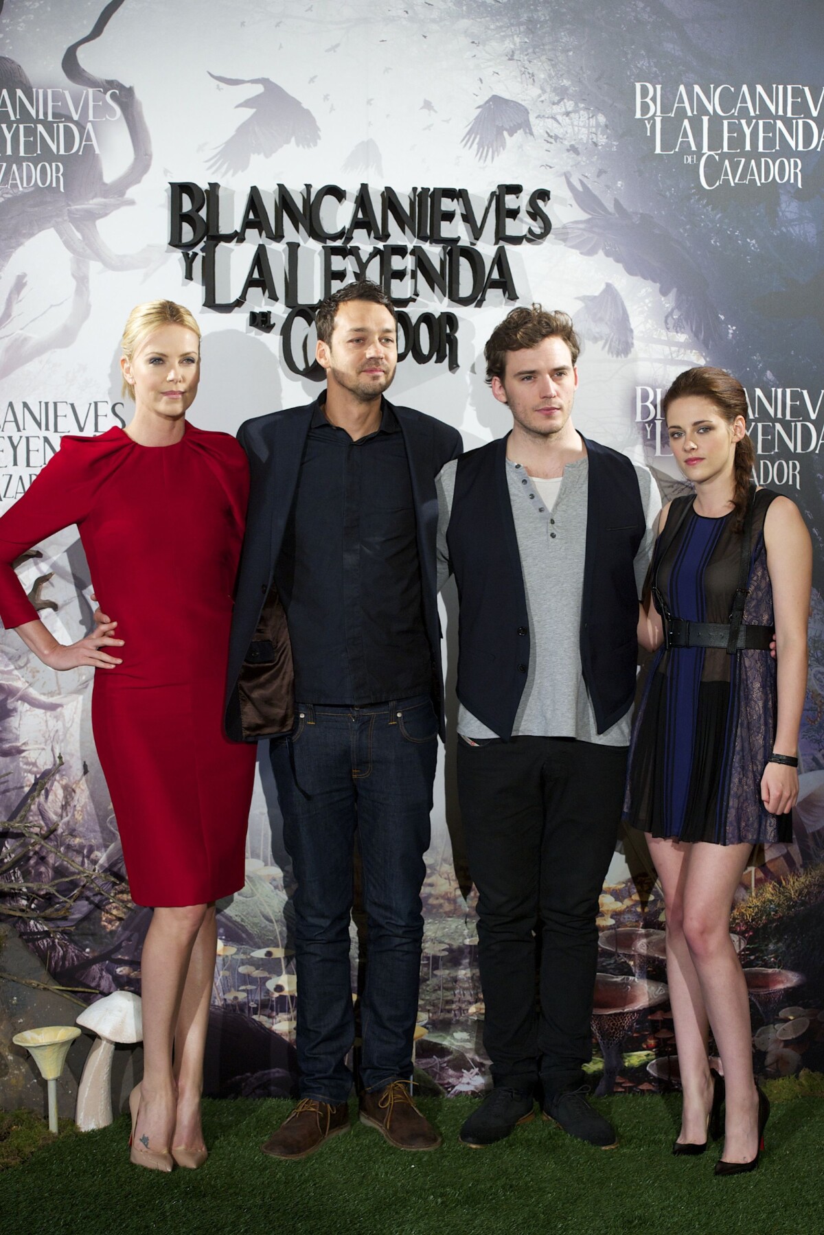 Foto: Kristen Stewart posa ao lado de Rupert Sanders e o elenco de ...