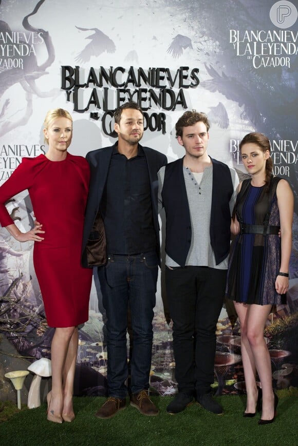 Kristen Stewart posa ao lado de Rupert Sanders e o elenco de 'Branca de Neve e o Caçador'