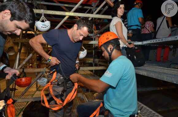 Malvino Salvador coloca o equipamento de segurança para encarar a tirolesa no Rock in Rio