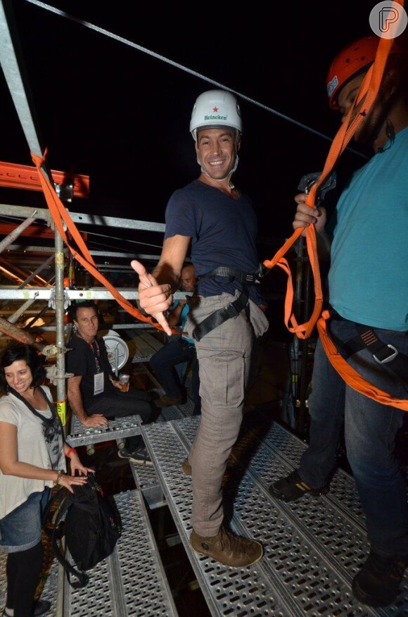 Malvino Salvador se prepara para pular na tirolesa do Rock in Rio
