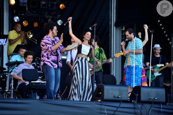 Emanuelle Araújo ainda cantou 'Brasil Pandeiro'