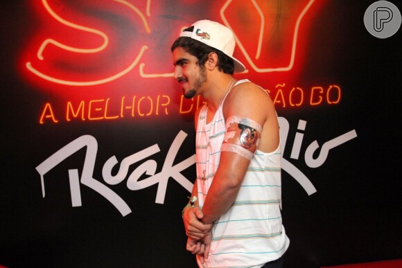 Caio Castro curte o último dia de Rock in Rio e faz tatuagem no braço