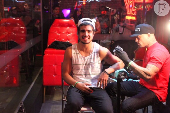 Caio Castro faz tatuagem no último dia de Rock in Rio, em 22 de setembro de 2013