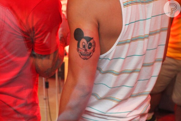 Caio Castro faz tatuagem de um Michey com estilo caveira no braço