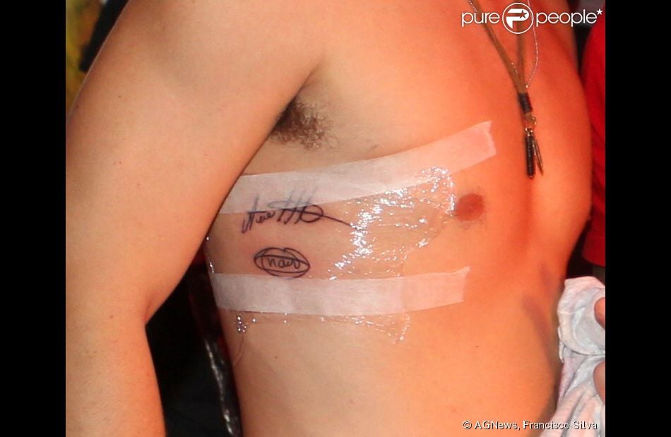 Assinatura dos pais na costela tatuagem Rodrigo Andrade Tatua A Assinatura Dos Pais Na Regiao Da Costela Purepeople
