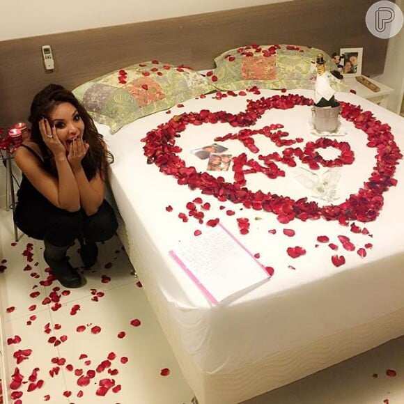 Carol Nakamura foi surpreendida pelo namorado, Aislan Lottici, com a cama coberta de pétalas de rosa